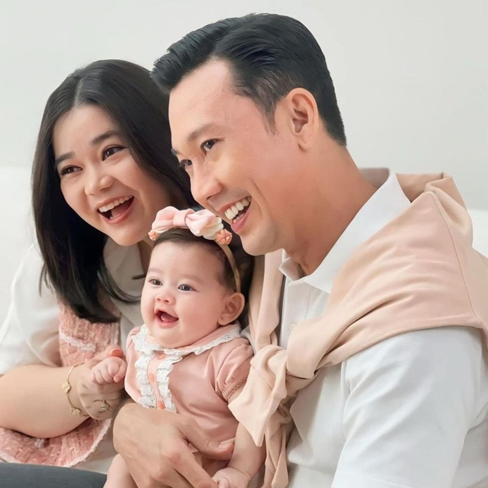 Potret Keluarga Kecil Denny Sumargo