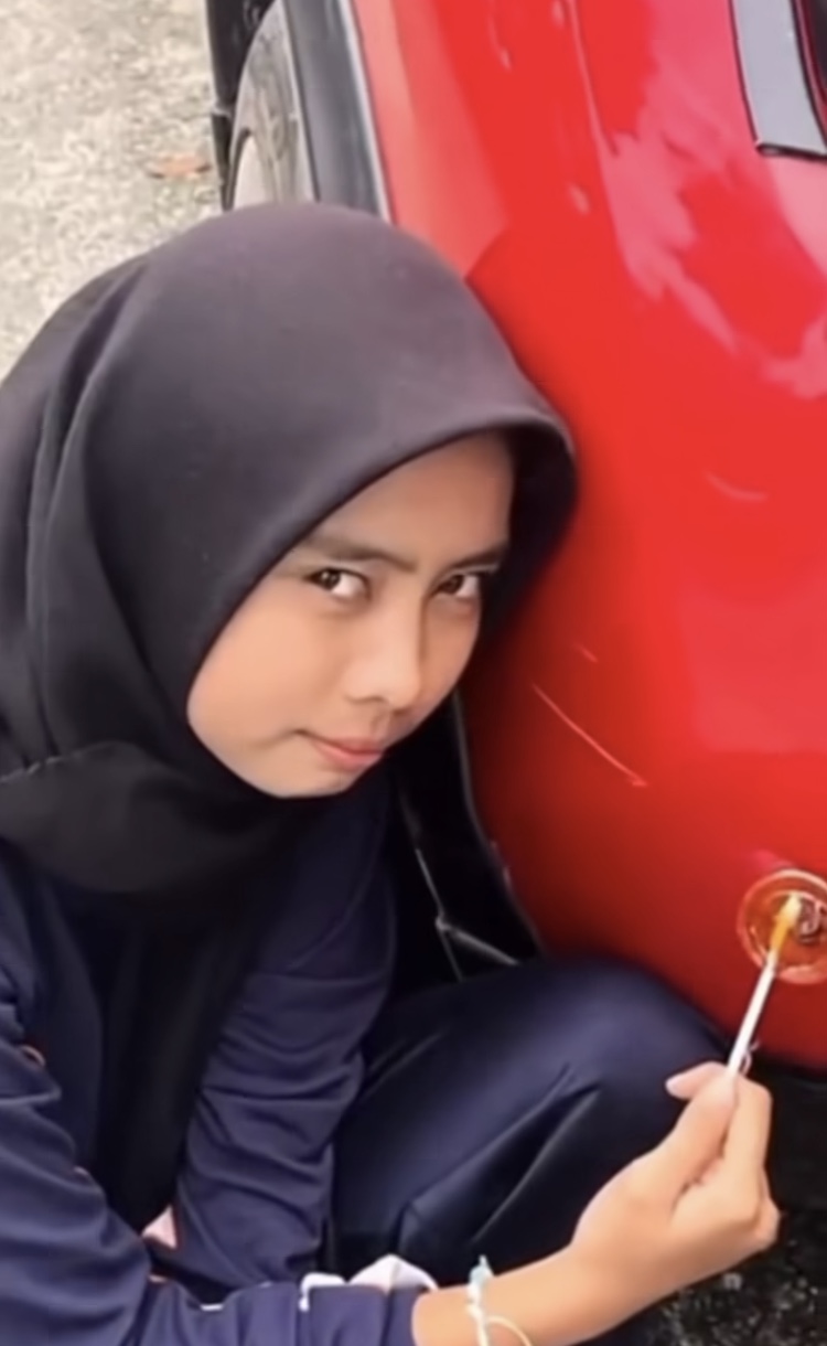 Siswi Sma Dengan Angkuh Menunjukkan Goresan Di Bagian Depan Mobilnya (Instagram)