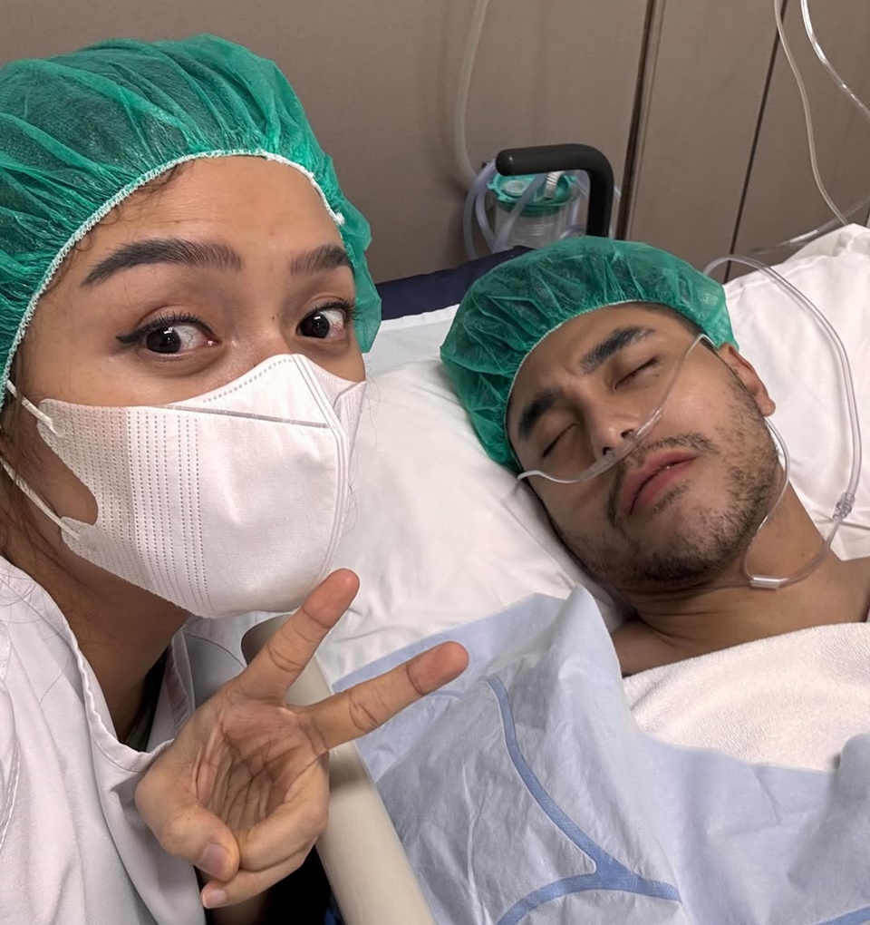 Iseng Banget, Siti Badriah Ajak Ngobrol Suami Yang Masih Kena Efek Bius