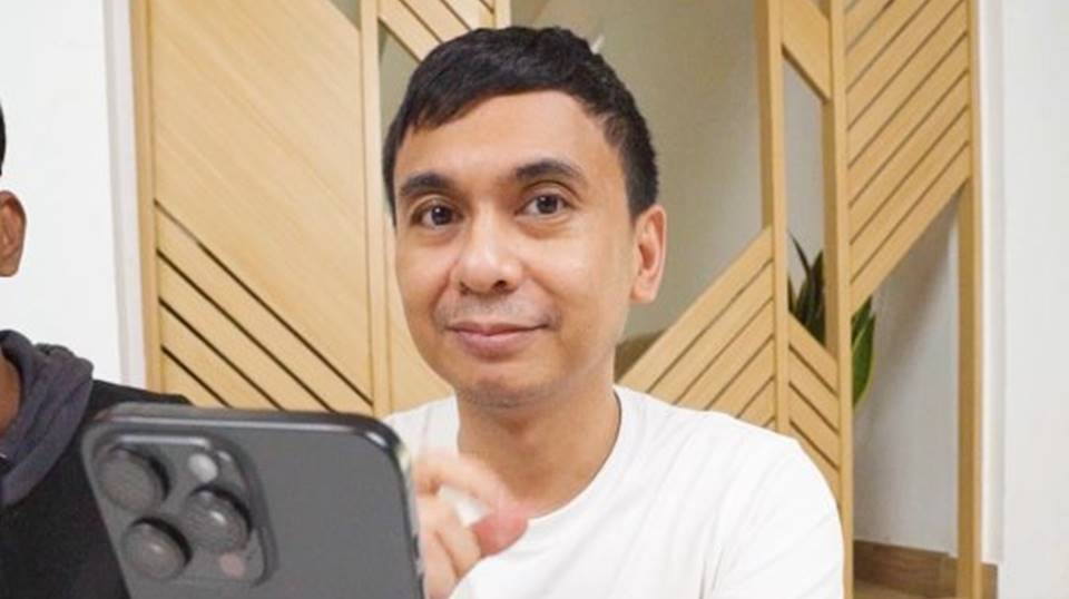 Raditya Dika Baca Buku Rekomendasi RM BTS, Apa tuh?