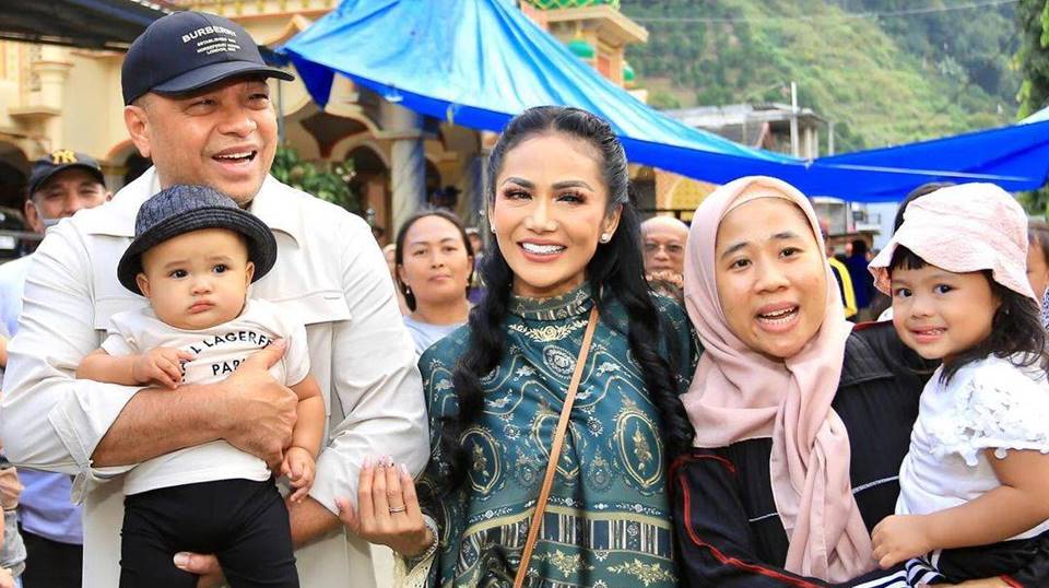 Kris Dayanti Bawa Tas Hermes Rp560 Juta Ketika Ajak Cucu Pulang Kampung ke Kota Batu