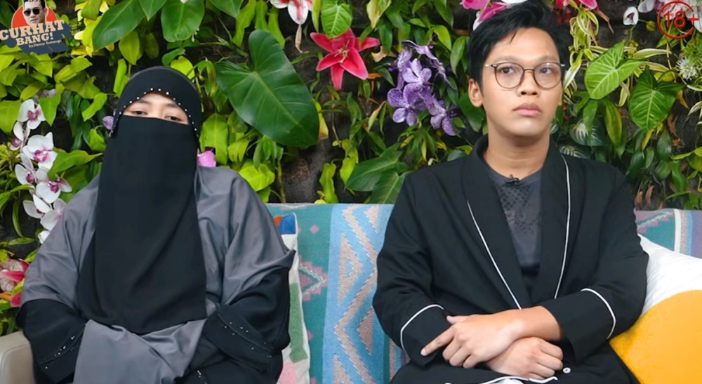 Sosok Yang Diperkenalkan Sebagai Ibu Dan Bayu Selaku Nasabah [Sumber: Youtube]