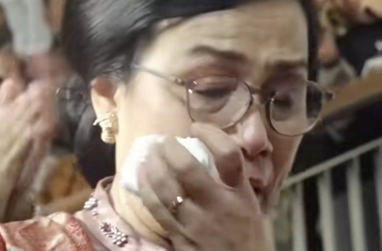 Diantar Ratusan Karyawan, Sri Mulyani Sesenggukan Dinyanyikan Lagu Bahasa Kalbu