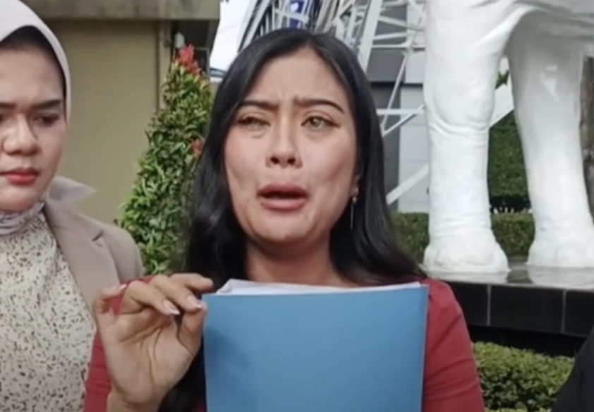 Sri Ayu Lestari laporkan suami yang oknum Briptu di Banyuasin karena selingkuh hingga punya anak. [Instagram/@rumpi_gosip]