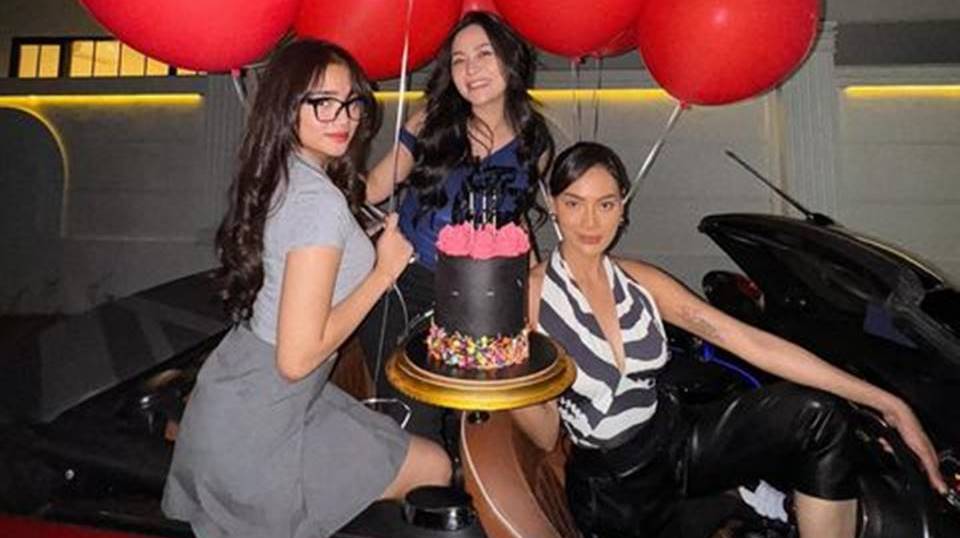 Fuji Ngevape saat Rachel Vennya dan Erika Carlina Live, Tuai Kritikan
