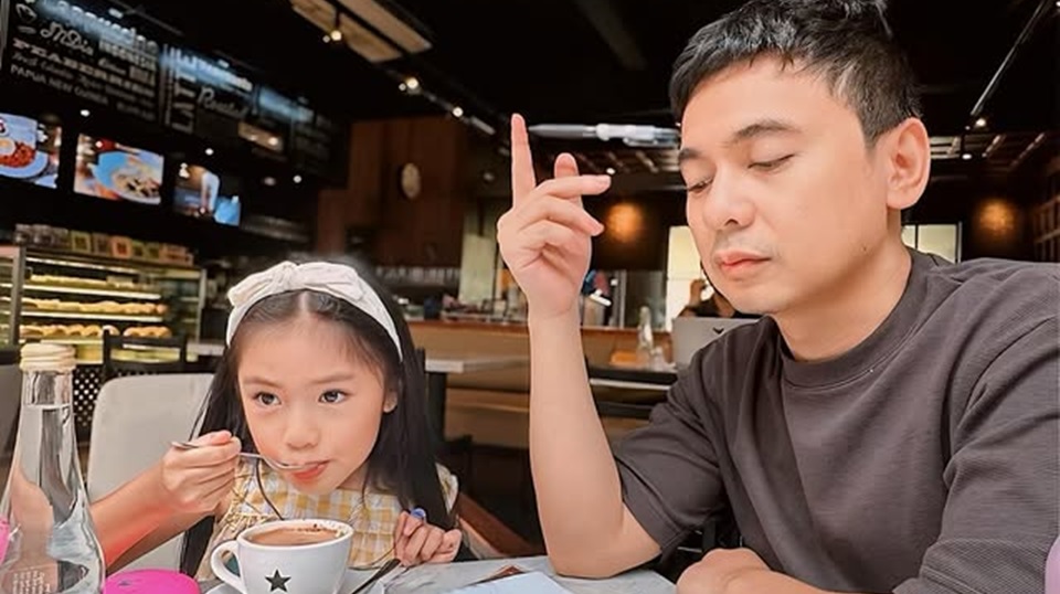 Raditya Dika Diprotes Anak Gegara Pakai Baju Bolong: Masih Bisa Dipakai