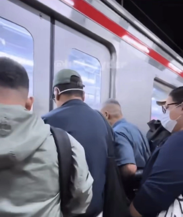 Stasiun Di Jam Padat (Instagram)