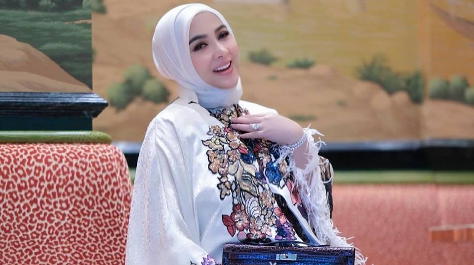 OOTD Syahrini Ketika Lebaran, Gelang Tampak Sesak dan Sembunyikan Babybump?