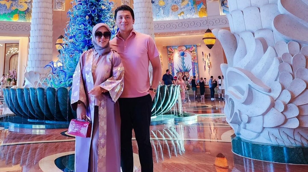 Pilih Sujud bareng Suami, Syahrini Sindir Perayaan Tahun Baru