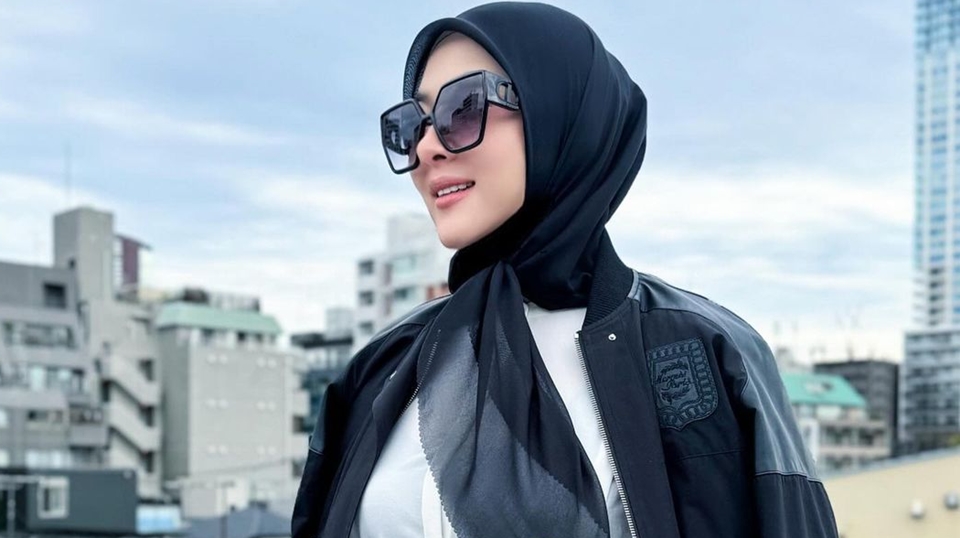 Syahrini Tampil Modis Berkelas Dengan Sandal Cantik Rp 22 Jutaan