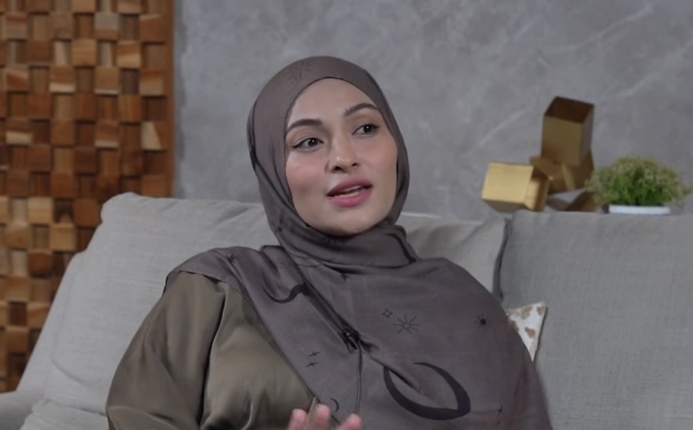 Syarifah Fadlun Balghoits istri pertama Habib Bahar bin Smith di podcast dr Richard. [YouTube]