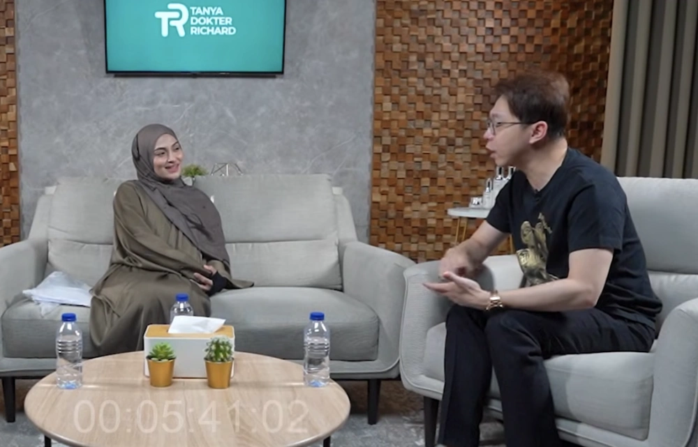 Syarifah Fadlun Balghoits istri pertama Habib Bahar bin Smith di podcast dr Richard. [YouTube]