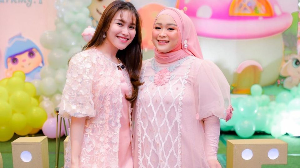 Ortu Lagi Haji, Begini Cara Ayu Ting Ting Rayakan Ultah Adik