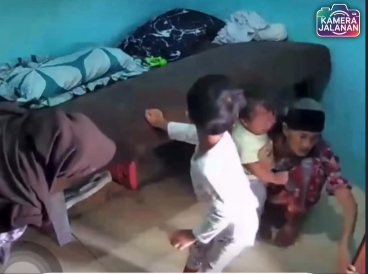 Tak Ada Siapapun Di Bawah Kasur Saat Anak Kecil Itu Dibawa Keluar Dari Kolong Instagram Kamera Jalanan