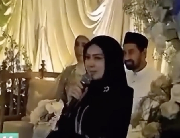 Tampak di belakang sosok Muzakir Manaf duduk bersama perempuan yang diduga istri barunya. [TikTok]