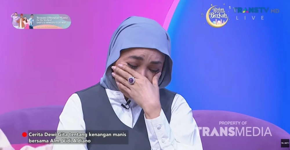 Tangis Dewi Gita Kenang Vidi Aldiano [sumber: Youtube Trans Tv Official]