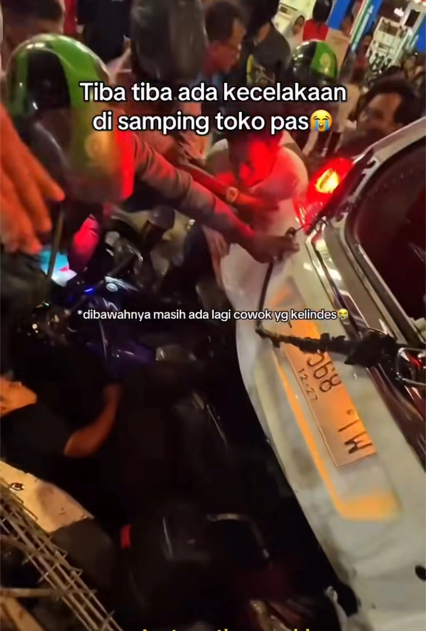Tangkap Layar Pengendara Pria Yang Tubuhnya Masih Terlindas Mobil Matic Di Spbu Dharmahusada Surabaya Senin 20102025 Tangkap Layar Instagram Iki Suroboyo