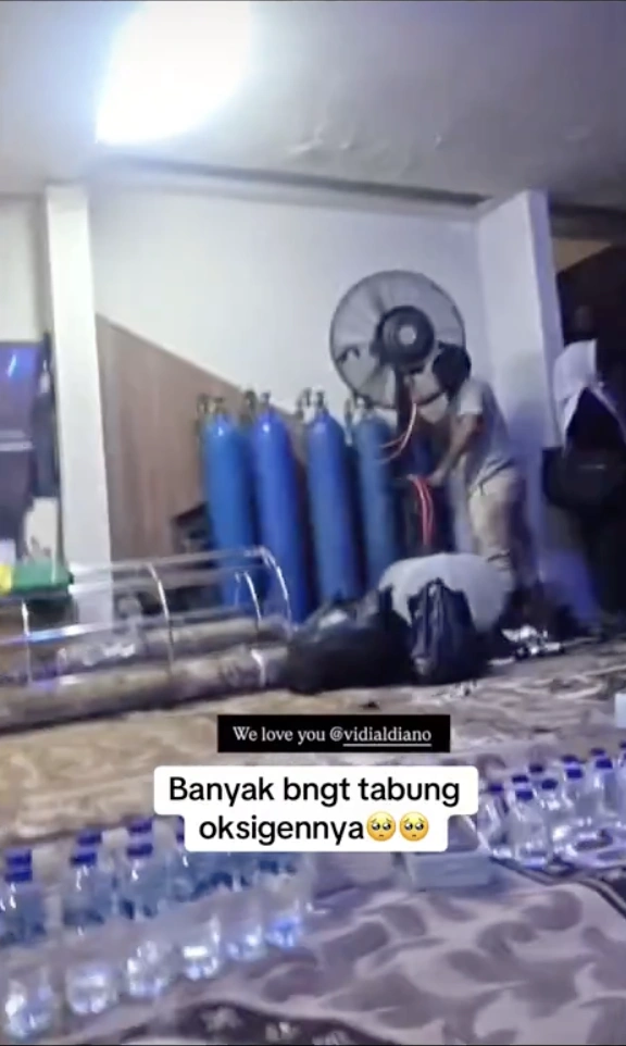 Tabung-tabung oksigen di rumah Vidi Aldiano menjadi sorotan. [X/@LittleScrett]