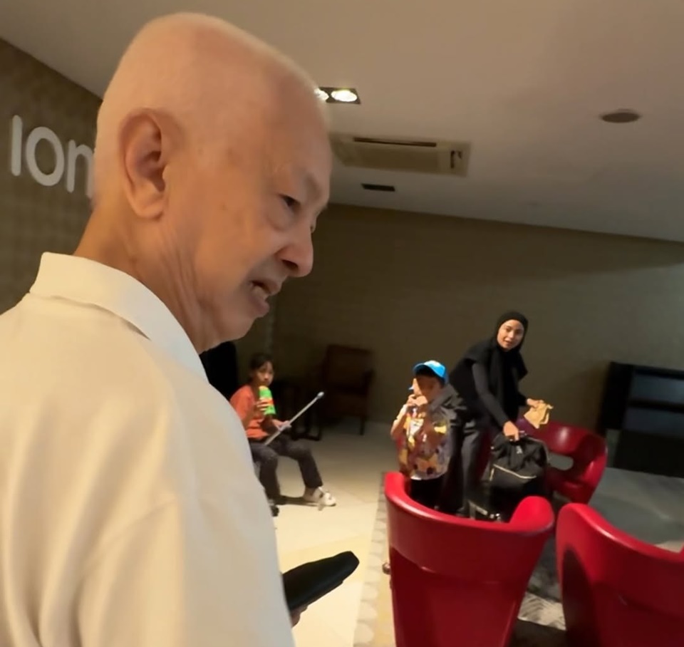 Tantri Kotak dan Suami Ketemu Kakek Baik Misterius di Singapura