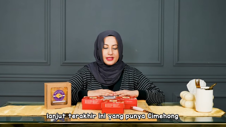 Tasyi Athasyia Nemu Kutu di Bika Ambon Ci Mehong