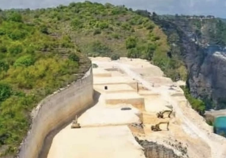 Tebing Di Pantai Kelingking Bali Yang Ditawarkan Di Marketplace (Instagram)