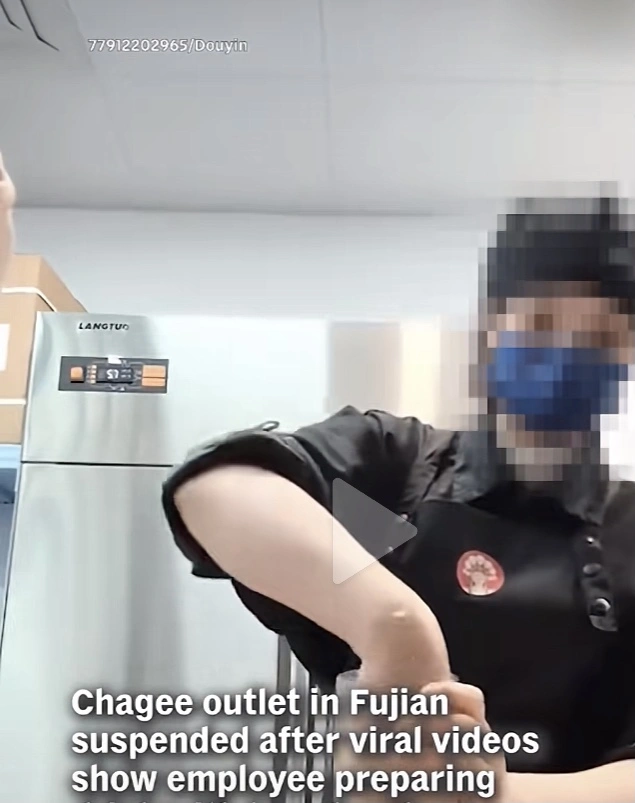 Teh Susu Di Chagee China Sedang Diaduk Menggunakan Tangan Oleh Pegawai Perempuan [TikTok]