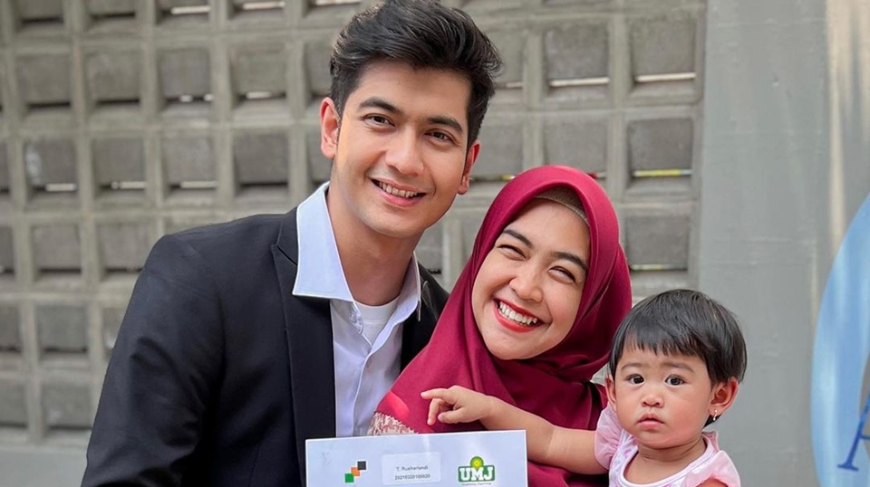 Ria Ricis dan Teuku Ryan Seperti Jaga Jarak Meski Umrah Bareng