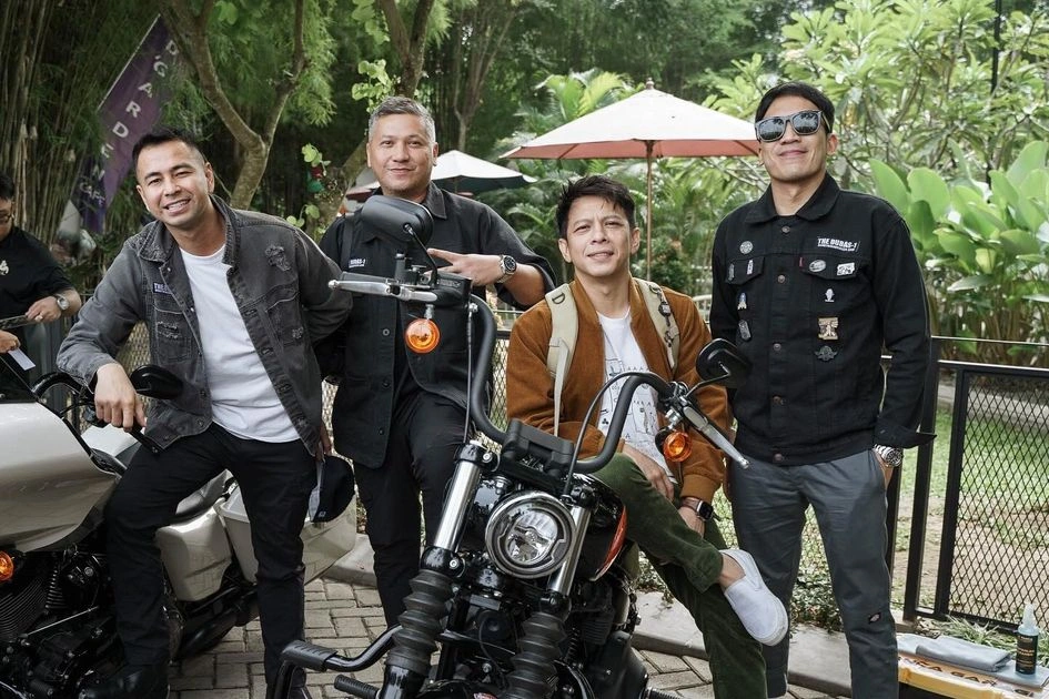 Ariel bersama The Dudas Minus One. [Instagram]