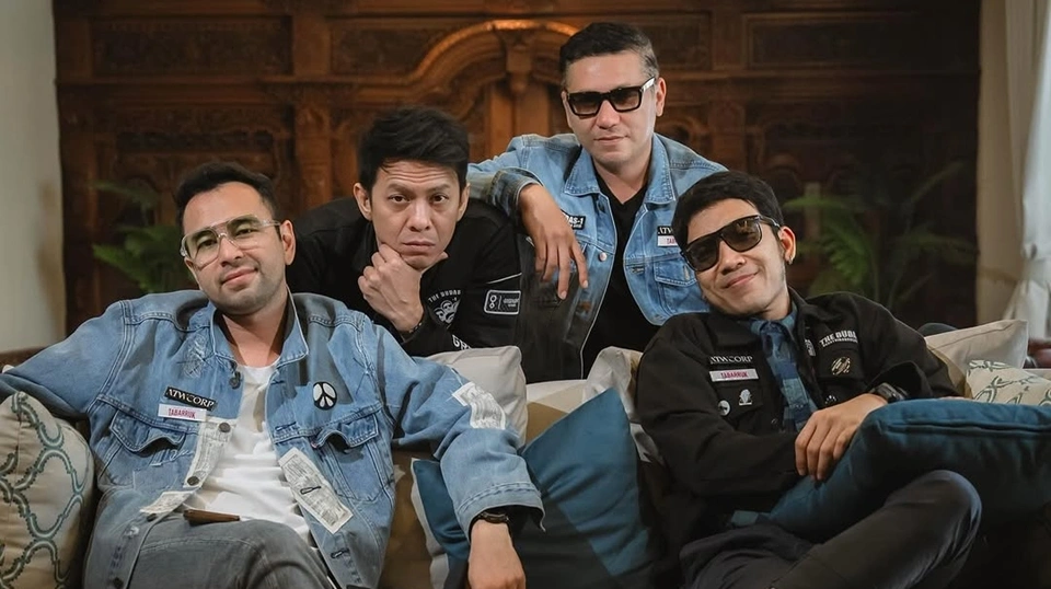 Ariel bersama grup The Dudas Minus One. [Instagram]