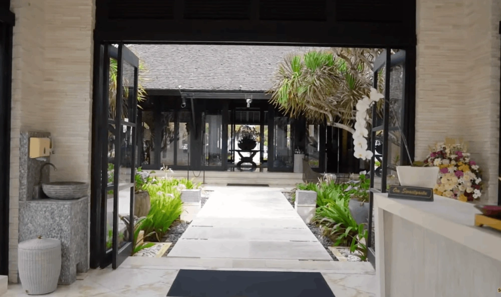 The Royal Santrian lokasi pernikahan Ranty Maria dan Rayn Wijaya. [YouTube/TS Media]