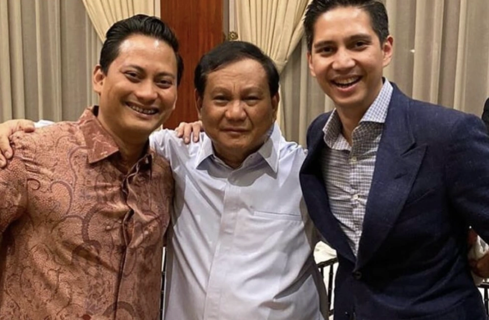 Thomas Djiwandono bersama Prabowo dan Budisatrio Djiwandono. [Instagram]