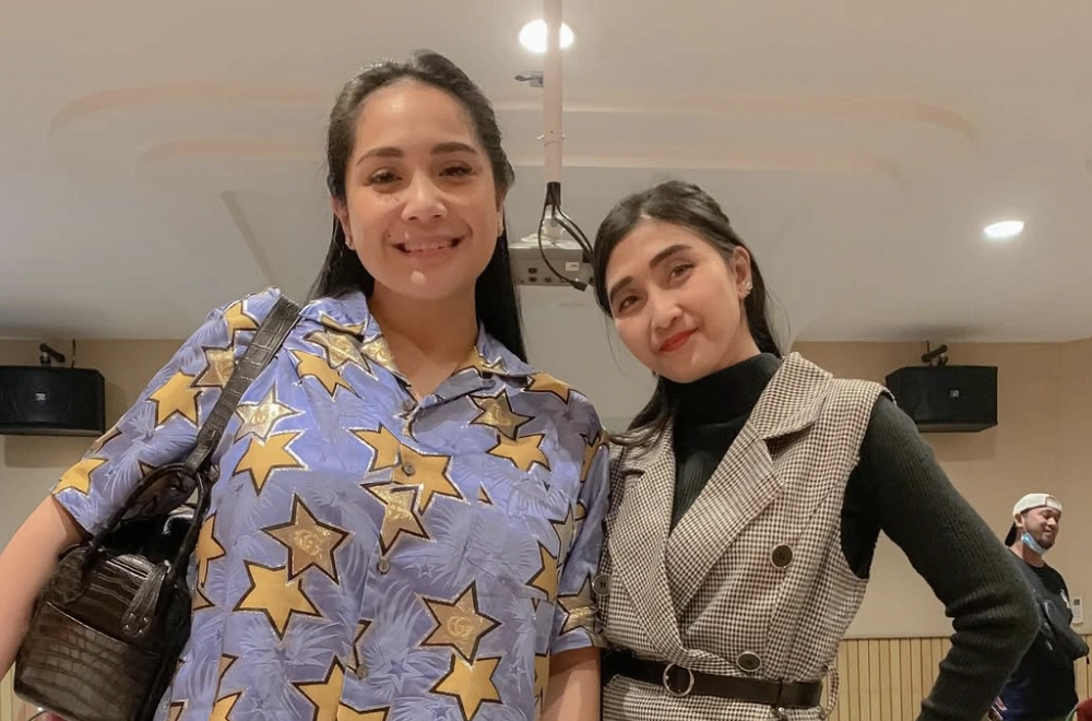 Tika Mega Lestari bersama Nagita Slavina. [Instagram]
