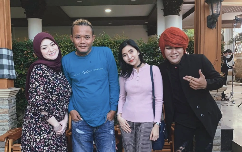 Tika Mega Lestari daan Pesulap Merah saat berada di rumah Sule. [Instagram]