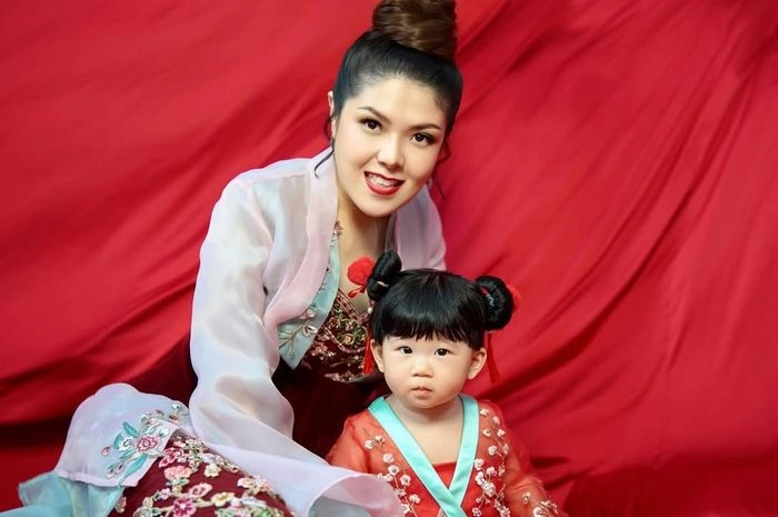 Tina Toon Bersama Sang Buah Hati Megan [sumber: Instagram]