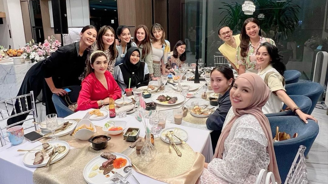 Meninjau SIR LOIN, Steakhouse Langganan Titi Kamal Suguhkan Daging Lapis Emas di Arisan Geng Cendol