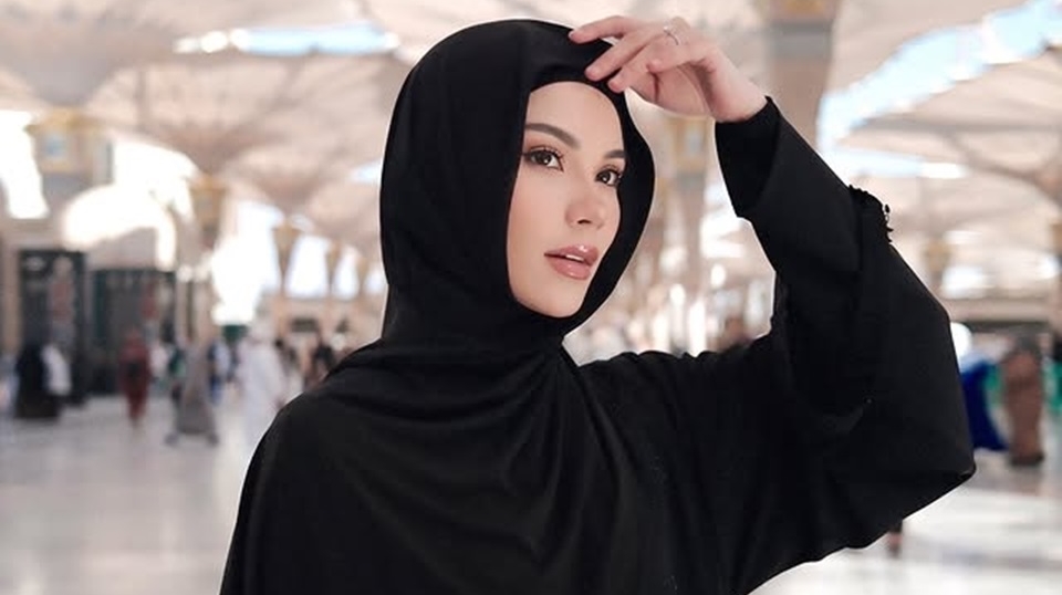5 Potret Cantik Alyssa Daguise Umrah, Maia Estianty Gercep Komen: Masya Allah...