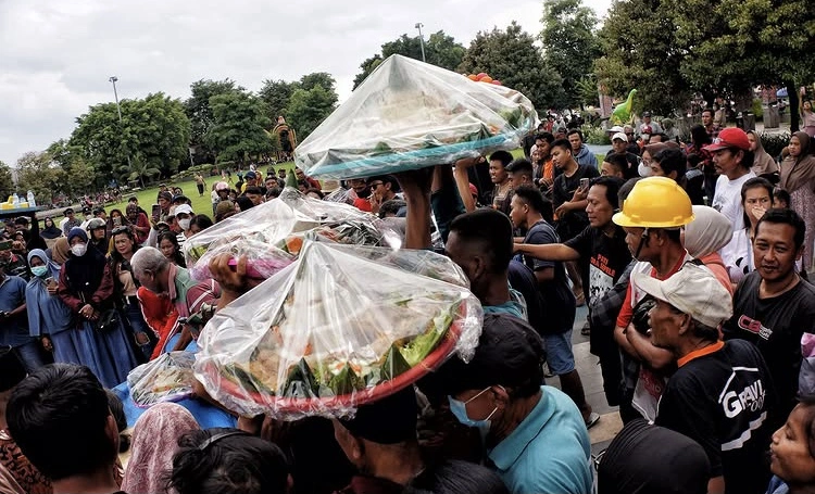 Tumpeng Dalam Syukuran Warga Pati Usai Bupati Sudewo Jadi Tersangka Korupsi [Instagram]