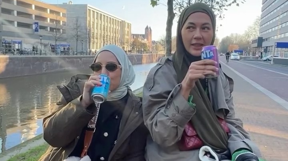 Tya Ariestya Berasa Masih Gadis Ketika Jalan-Jalan Sama Paula Verhoeven di Belanda