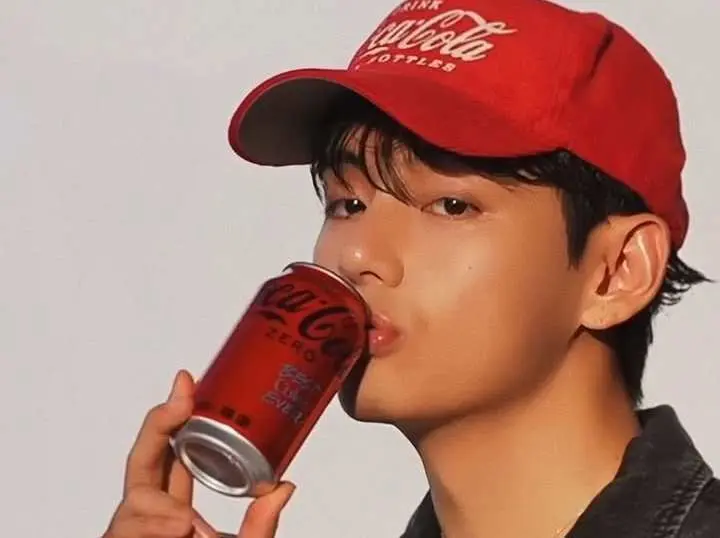 V BTS Resmi Jadi Brand Ambassador Coca-Cola, Iklan Perdananya Langsung Curi Perhatian