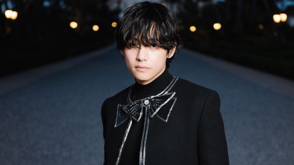 V BTS Dinobatkan sebagai Ikon Fashion Pria Paling Berpengaruh di 2023