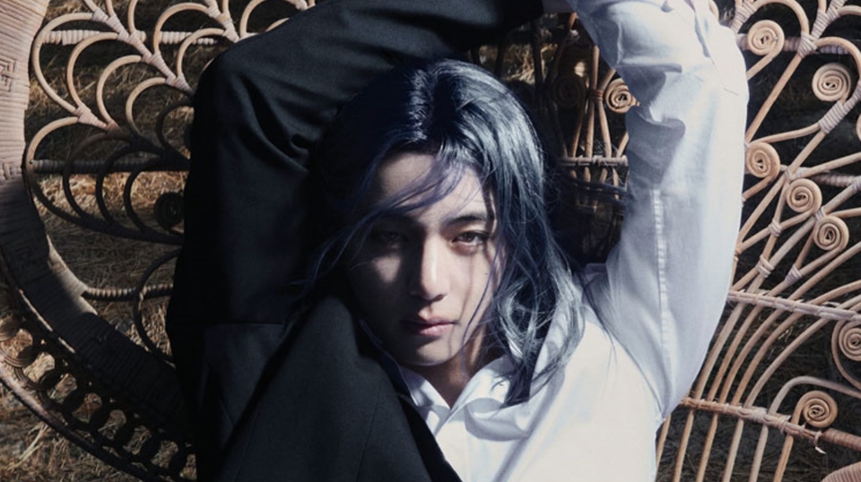 V BTS Umbar Perut Sixpack di Pemotretan Terbaru