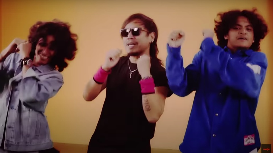 Diprotes, Radja Nyesel Jadikan Vadel Badjideh Model Video Klip