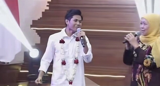 Valen Saat Duet Dengan Gubernur Jatim Khofifah Indar Parawansa [Tiktok]