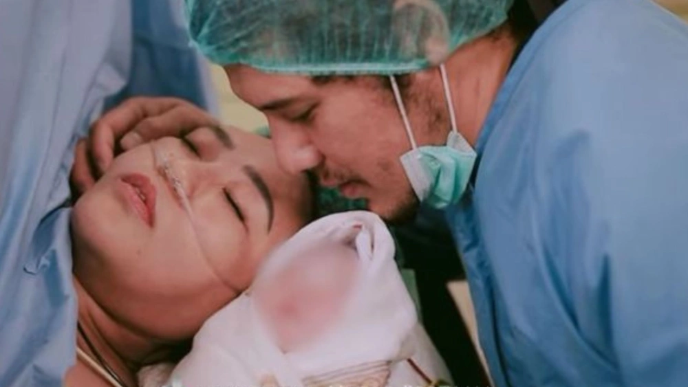 Via Vallen saat proses persalinan didampingi sang suami, Chevra Yolandi. [Instagram]