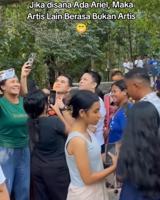 Video Ibu Ibu Rebutan Foto Dengan Ariel Noah Tiktok Sepertiseharusnya45