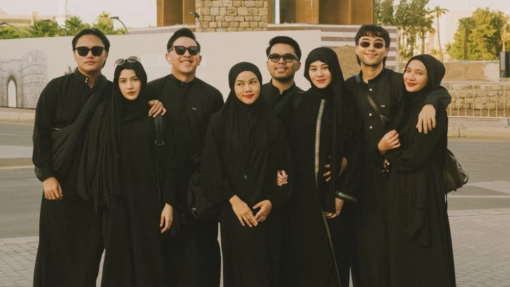 Vidi Aldiano saat umrah bersama istri dan juga teman-temannya. [Instagram]