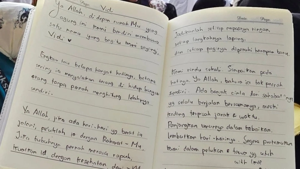 Doa yang dipanjatkan Yura Yunita untuk Vidi Aldiano di depan ka'bah. [Instagram]