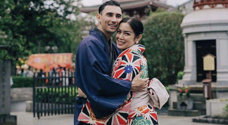 Vincent Verhaag dan Jessica Iskandar saat liburan ke Jepang. (Instagram)
