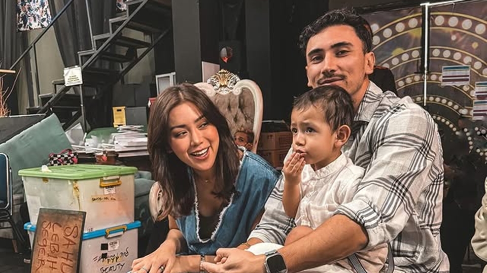 Vincent Verhaag Santai saat Tolong Putranya yang Kecebur Kolam, Biar Gak Trauma