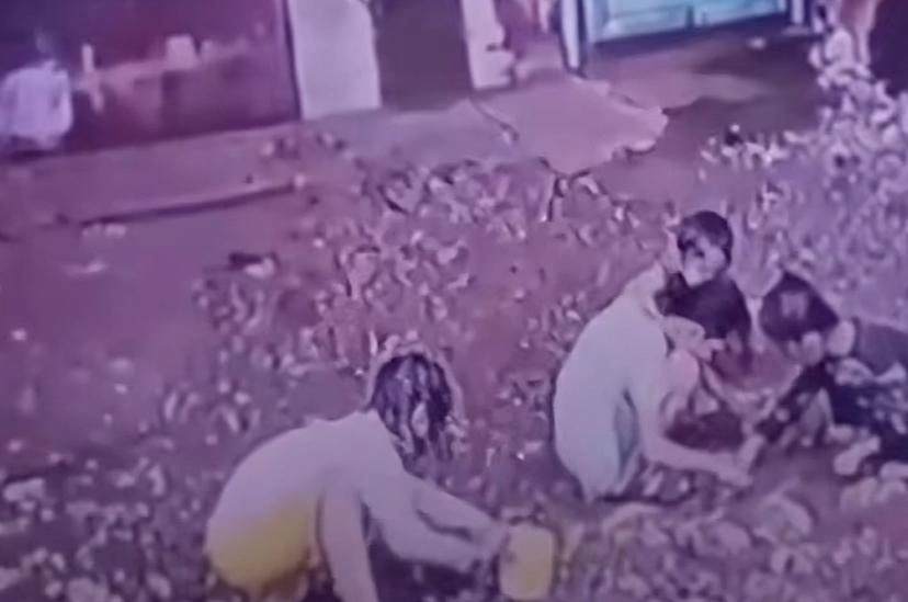 Viral Sebuah Mobil Menabrak Anak Anak Yang Sedang Bermain Di Jaktim